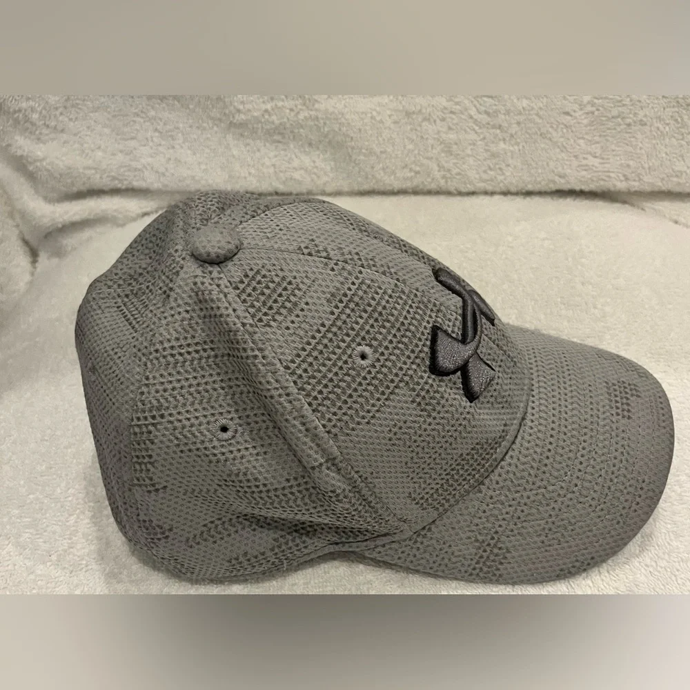Under armor boys youth small medium cap gray